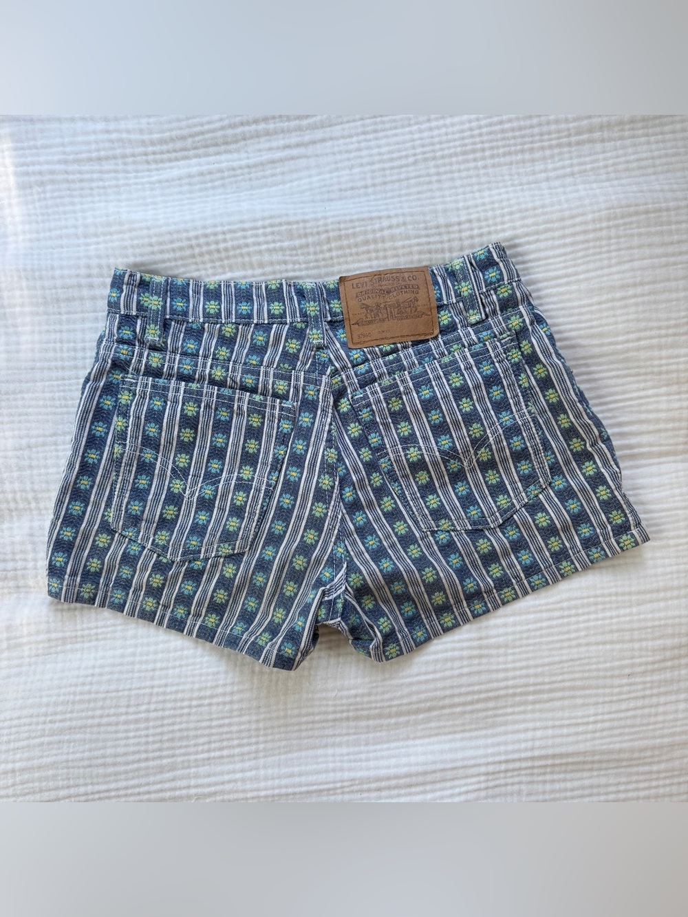 Vintage 1998 USA Levi’s Daisy Floral Stripe Denim Shorts Size 7 JR Cottage - Picture 2 of 7